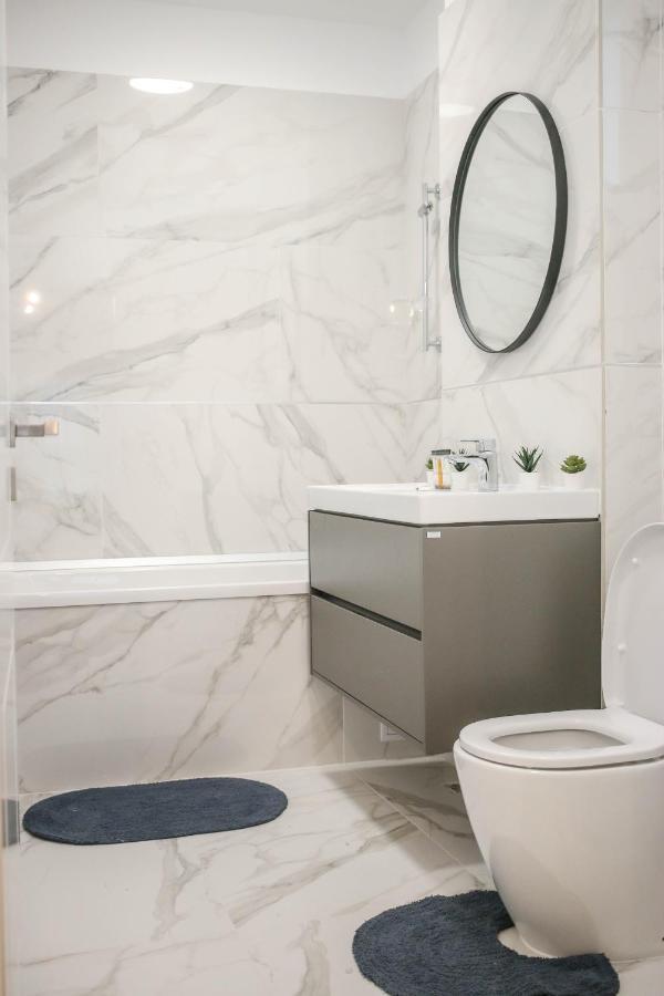 The Next Door Apartaments Bucarest Extérieur photo